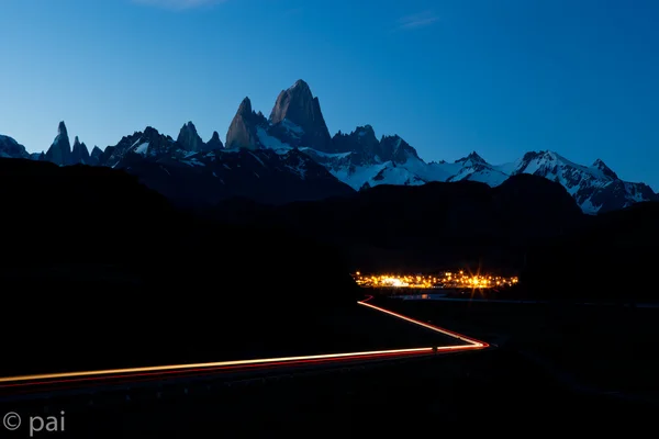 Chalten und fitz roy bei Nacht — Stockfoto