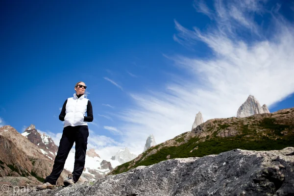 Woman posing in front of the mountains — Stock Photo, Image