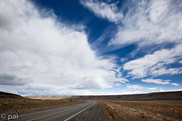 Estrada e nuvens tempestuosas 2 — Fotografia de Stock