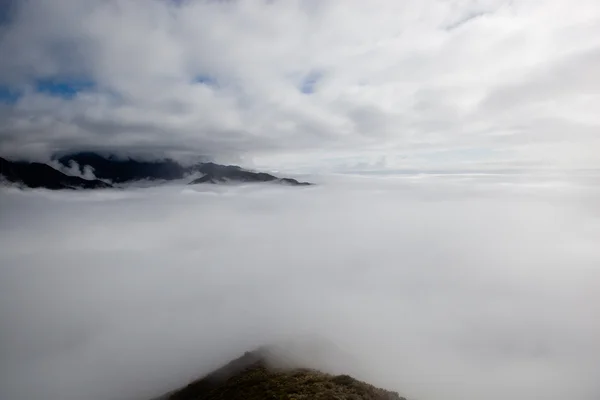 Пик в облаках — стоковое фото