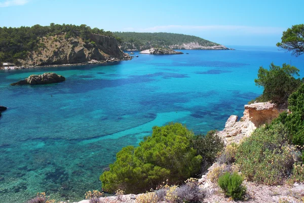 Baía e paisagem costeira na ilha de Ibiza — Fotografia de Stock