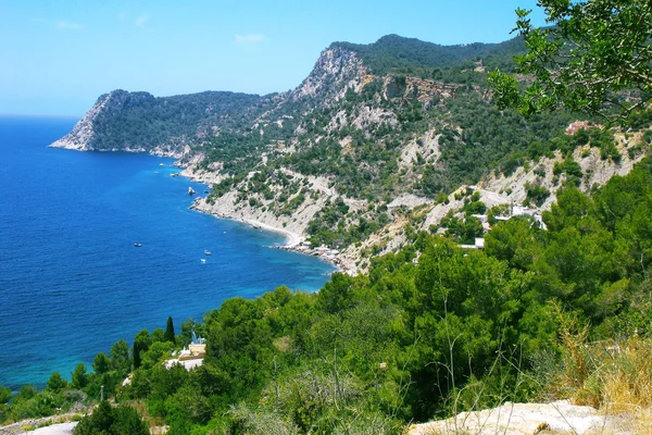 Klippen und Küste zu einer Bucht auf der Insel Ibiza — Stockfoto