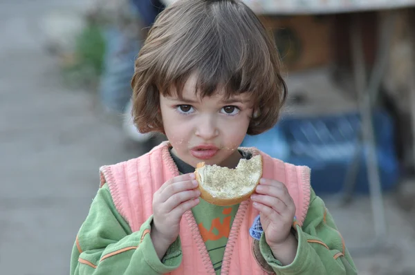 Kind met een sneetje brood Stockfoto