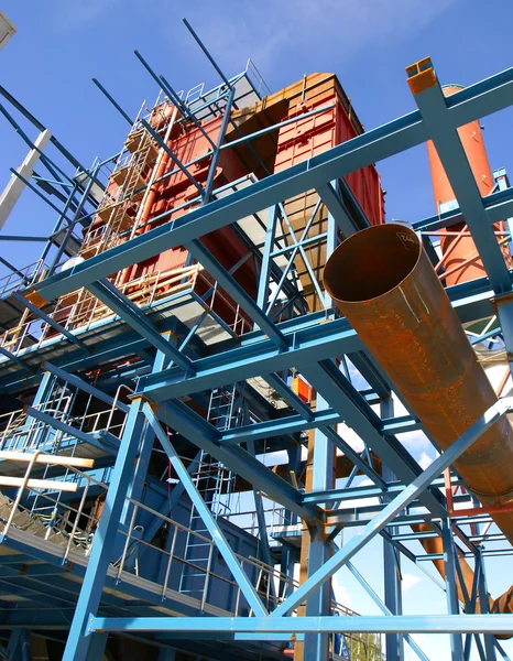 Grúas y vigas en la construcción de la fábrica industrial —  Fotos de Stock