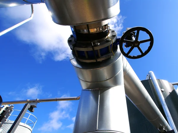 Industrial zone, Steel pipelines and valves against blue sky — Stock Photo, Image