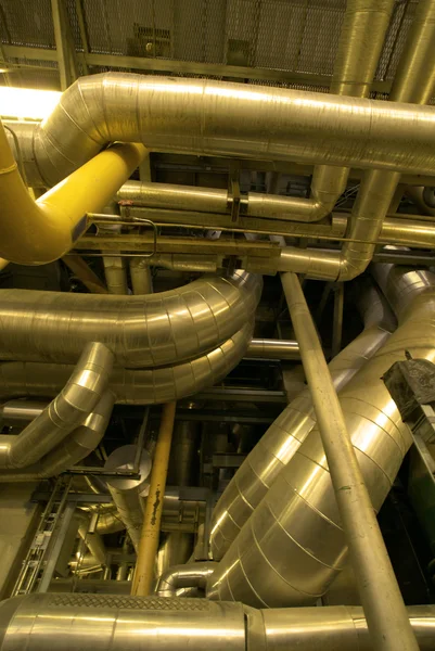 Zona industrial, tuberías de acero y cables en tonos amarillos — Foto de Stock