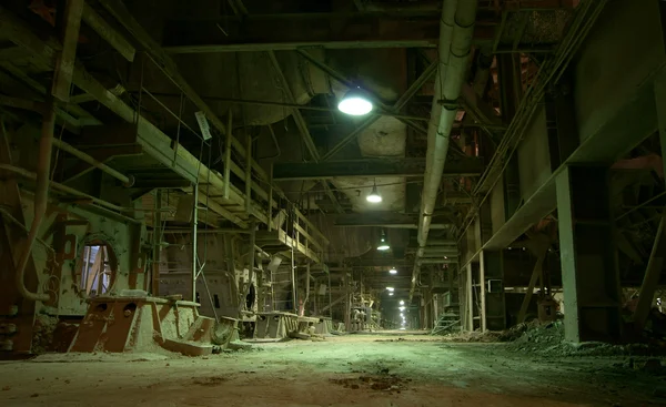 Régi hátborzongató sötét pusztuló piszkos gyár — Stock Fotó