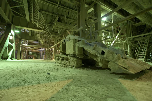 Vecchia inquietante fabbrica sporca in decomposizione oscura — Foto Stock