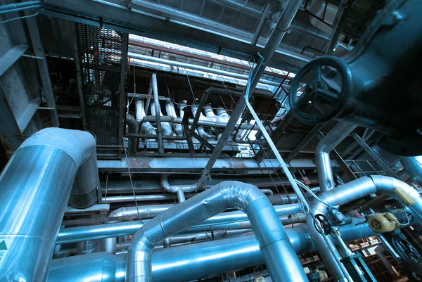 Ausrüstung, Kabel und Rohrleitungen, wie sie in einem modernen Industrie- — Stockfoto
