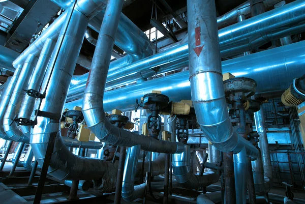 Zona industriale, tubazioni e cavi in acciaio nei toni del blu — Foto Stock