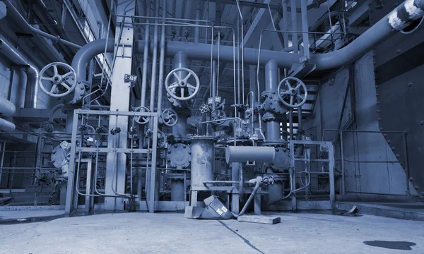 Strefa przemysłowa, Rurociągi stalowe i kable w odcieniach niebieskich — Zdjęcie stockowe