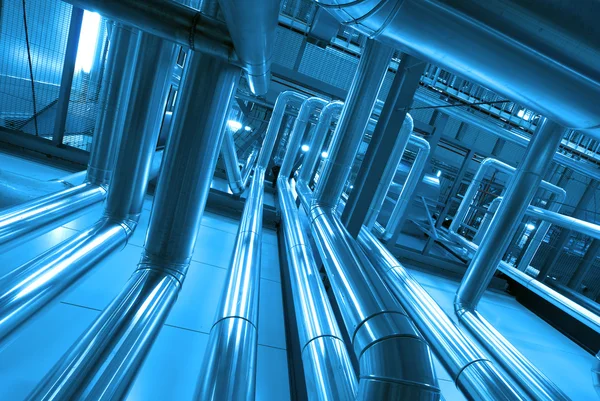 Strefa przemysłowa, Rurociągi stalowe i kable w odcieniach niebieskich — Zdjęcie stockowe