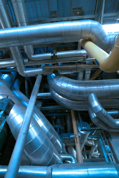 Ipari övezet, acélvezetékek és kék tónusú kábelek — Stock Fotó