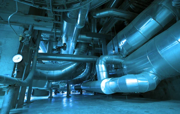 Industriële zone, stalen pijpleidingen en kabels in blauwe tinten — Stockfoto