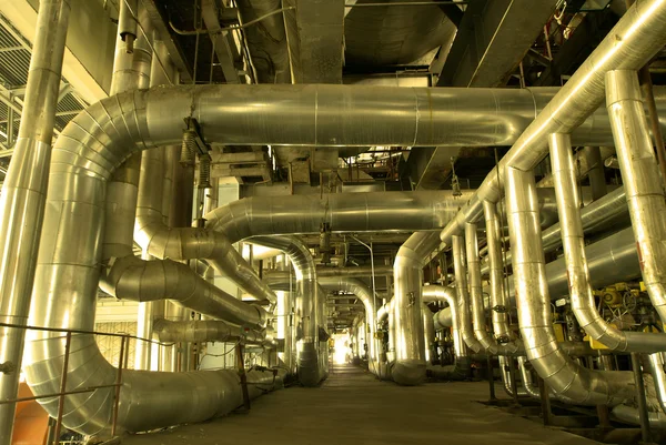 Ipari zóna, acél csővezetékek és sárga tónusok kábelek — Stock Fotó