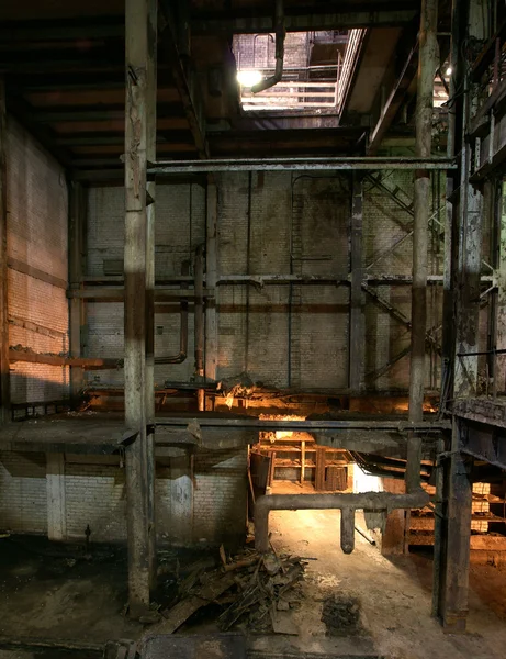 Старая жуткая темная гниющая грязная фабрика — стоковое фото