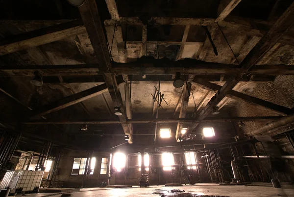 Eski tüyler koyu çürüyen kirli fabrika — Stok fotoğraf