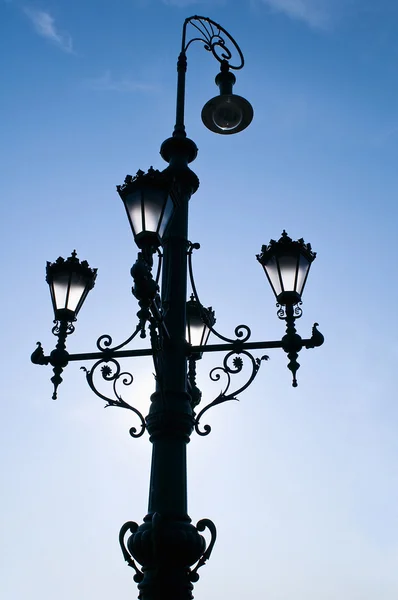 古い美しい街灯ブダペストの日の出 — ストック写真
