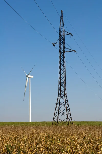 Moinho de vento e fio elétrico — Fotografia de Stock