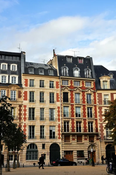 Casas de Place Dauphine em Paris — Fotografia de Stock
