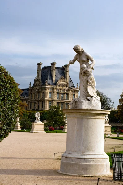 No jardim das Tulherias opor-se ao Louvre — Fotografia de Stock