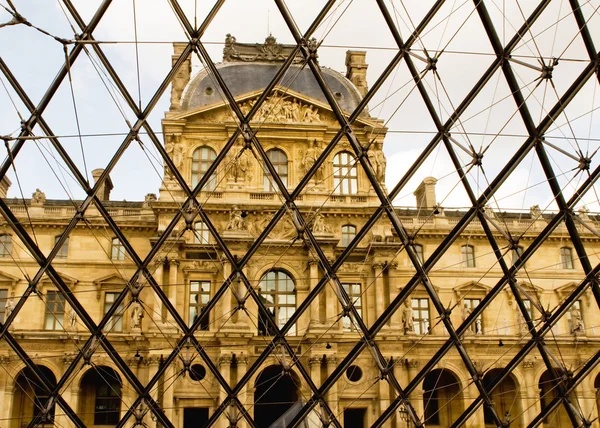 En vy inne i pyramid av luvre i paris — Stockfoto