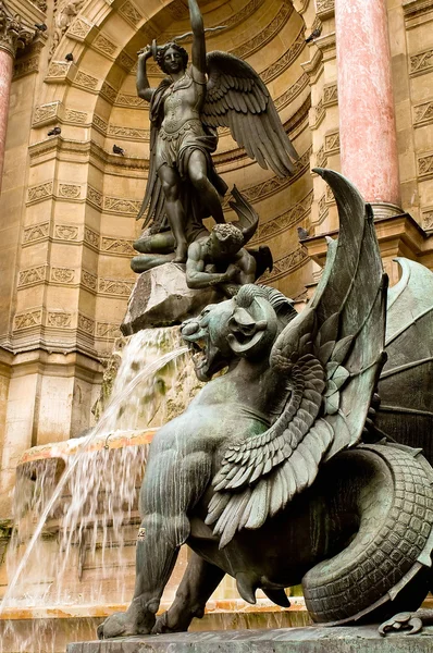 圣米歇尔 · 喷泉在巴黎 1 的详细信息 — 图库照片