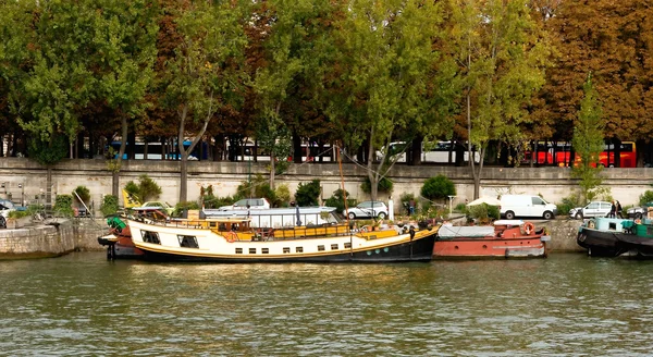Navios no rio Sena — Fotografia de Stock