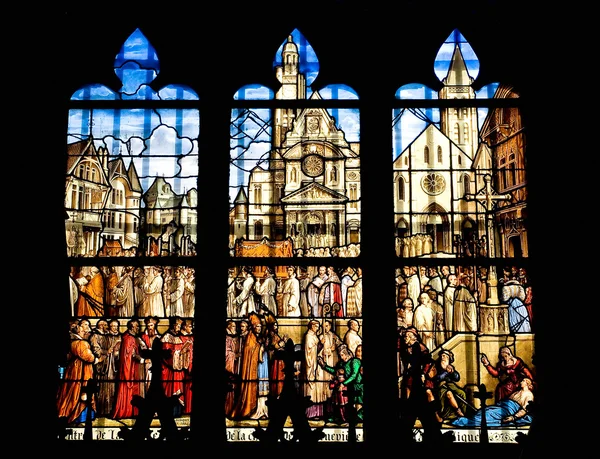 Janela de vidro manchado da igreja Saint Etienne em Paris — Fotografia de Stock