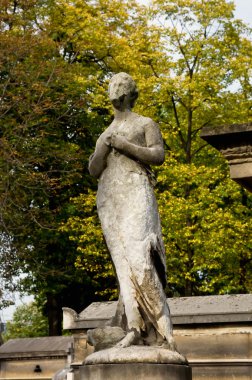 Paris'te Pére-Lachaise Mezarlığı pis mezar taşı