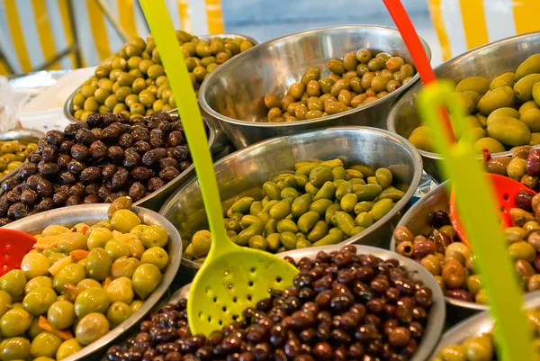 Ciotole di olive in vendita sul mercato — Foto Stock