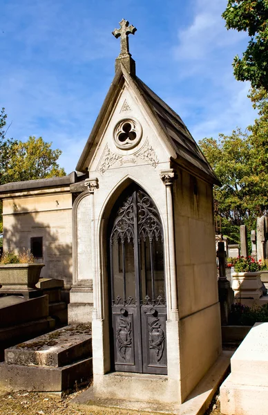 Crypt in the Pére-Lachaise cemetery in Paris — Stok fotoğraf