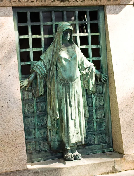 Скульптура на кладбище Прэ-Лашез в Париже — стоковое фото