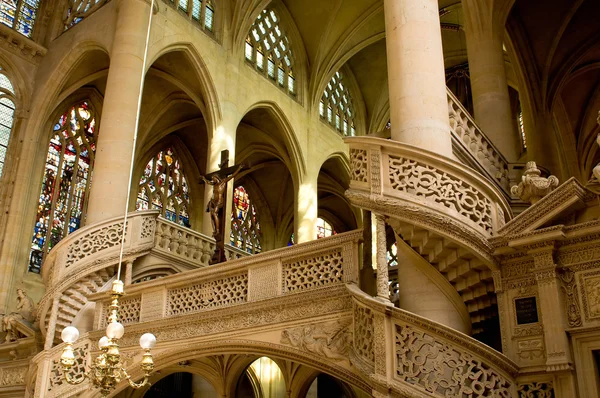 Trappen en tussenbalusters van saint etienne kerk — Stockfoto