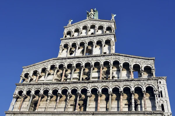 Gevel van de Basilica di san michele in foro in lucca — Stockfoto