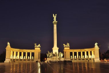 kahramanlar Meydanı gece