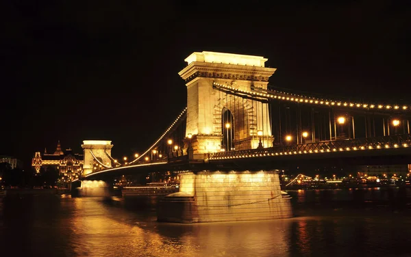 Most Łańcuchowy w nocy — Zdjęcie stockowe