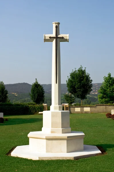 Kruis in een militaire begraafplaats — Stockfoto