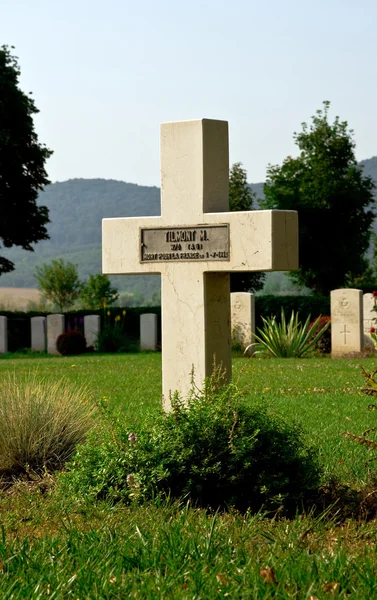 Kreuz auf einem Kriegsfriedhof — Stockfoto