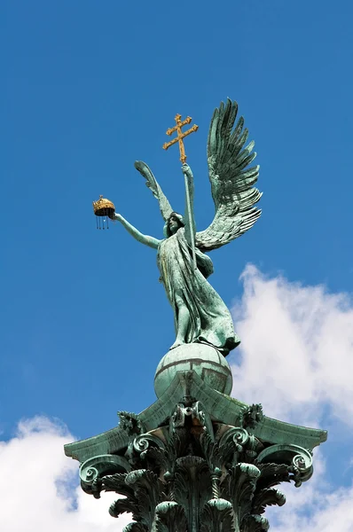 Budapeşte'de archangel gabriel heykeli — Stok fotoğraf