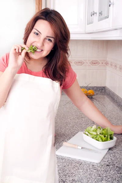 Salátát evő nő — Stock Fotó