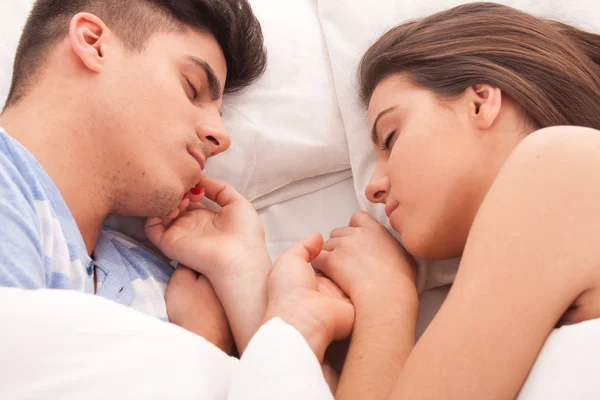 Pariskunta nukkuu — kuvapankkivalokuva