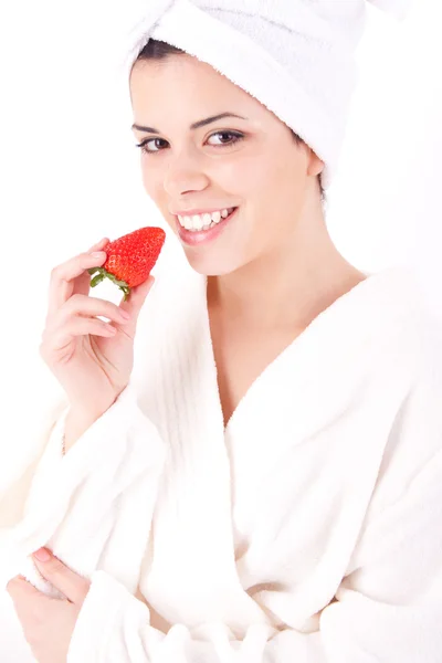 딸기를 먹는 여성 — 스톡 사진