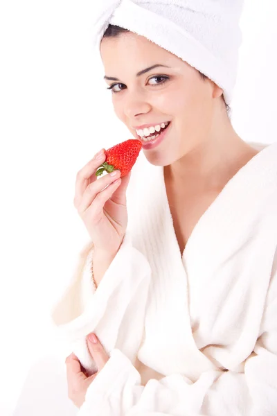 Frau isst eine Erdbeere — Stockfoto