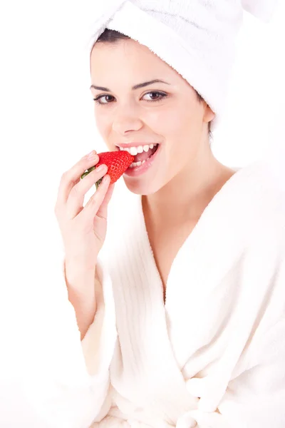 Женщина, съедающая клубнику — стоковое фото