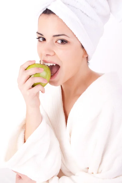 Frau isst Apfel — Stockfoto