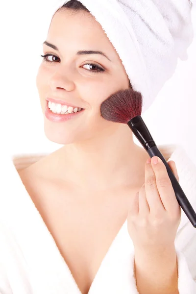 Vrouw die make-up aanbrengt — Stockfoto