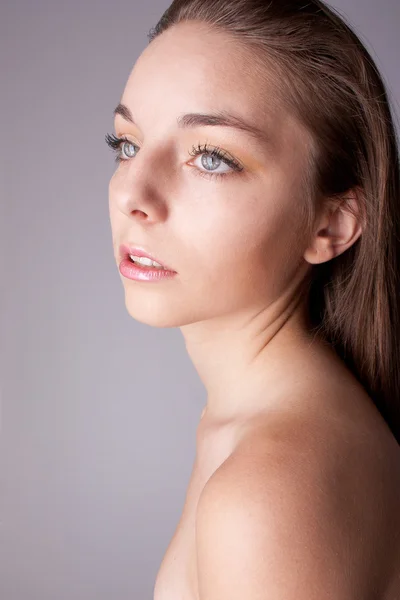 Huid en schoonheid zorg - jonge mooie vrouw — Stockfoto
