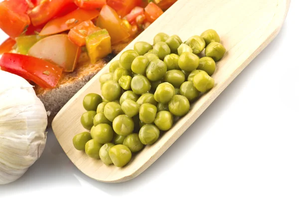 Spoon of fresh green peas — Stock Photo, Image