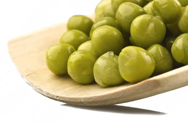 新緑のエンドウ豆のスプーン — ストック写真